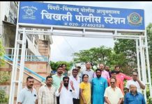 चिखलीतील हातगाडी व स्टॉलधारकांवरील कारवाईबाबत काशिनाथ नखाते यांनी पोलिस अधिकाऱ्यांची घेतली भेट